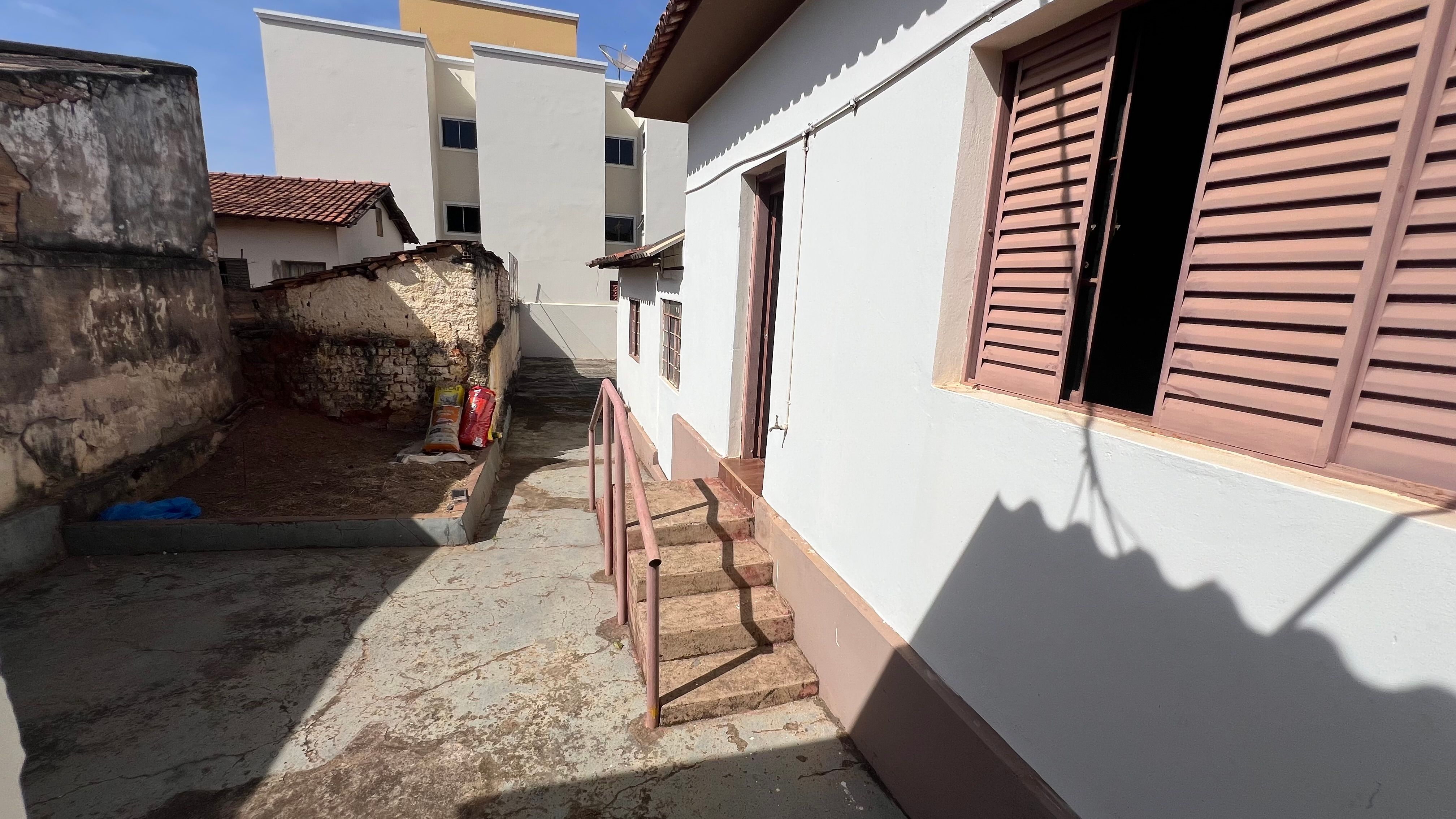 Casa bem conservada no Bairro São Francisco, em frente a avenida de grande fluxo - Foto 13
