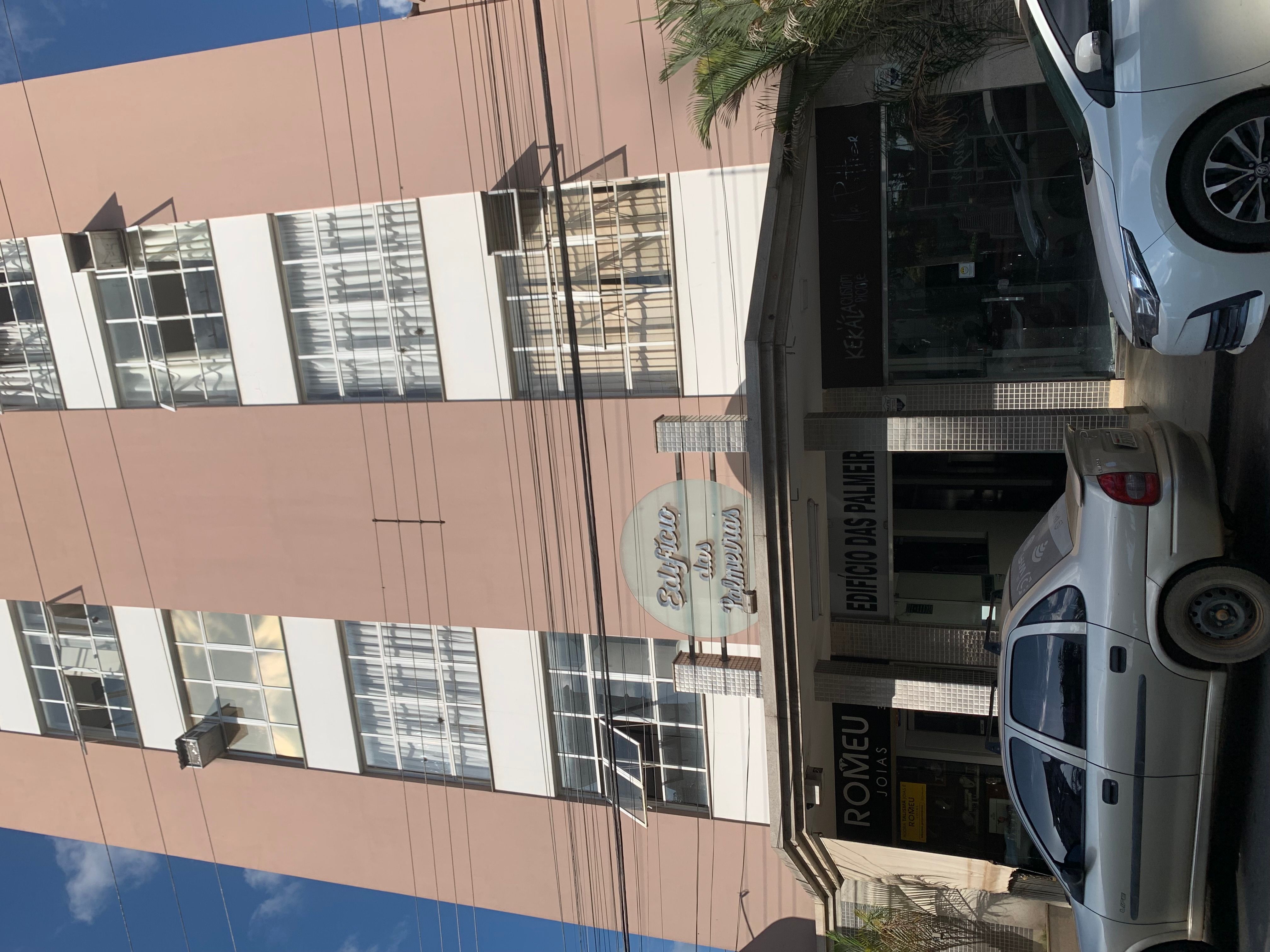 Loja térrea no centro, em frente à Praça Santa Luzia