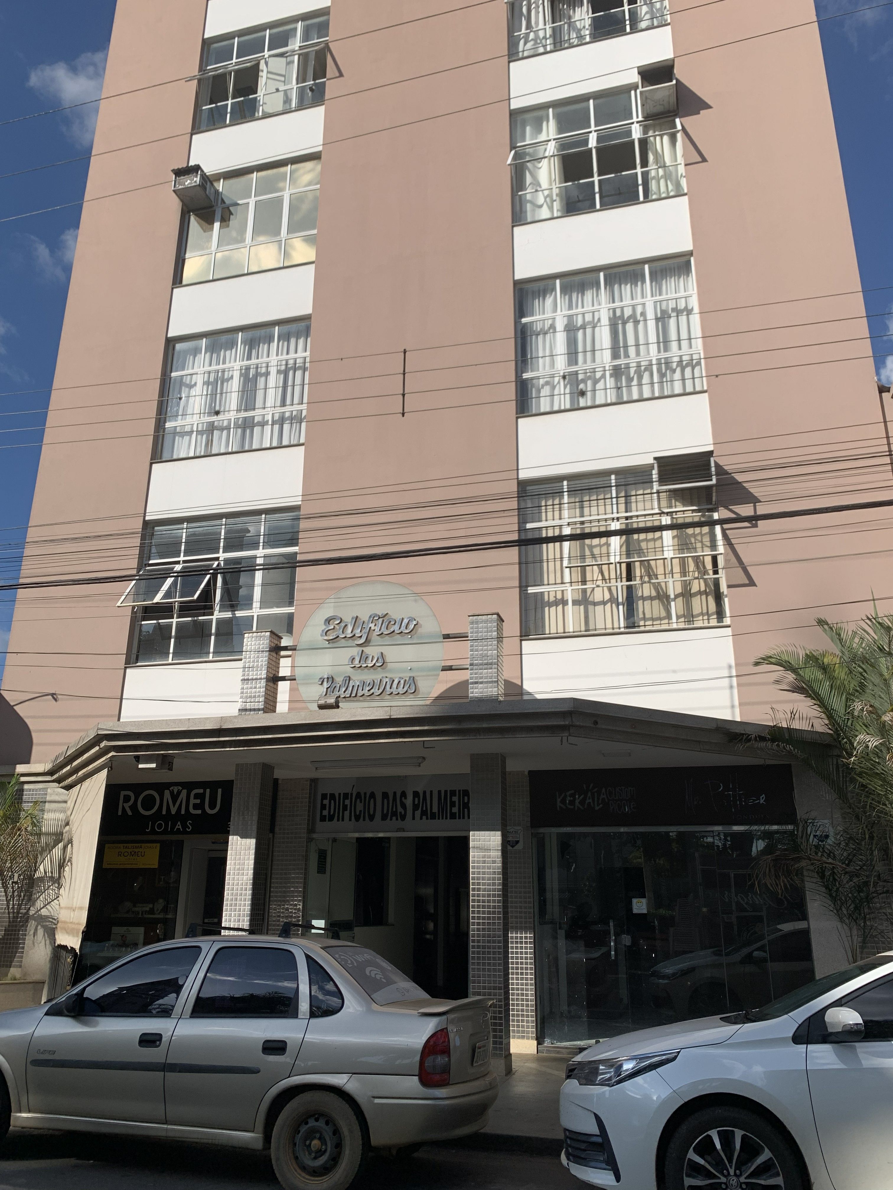 Loja térrea no centro, em frente à Praça Santa Luzia