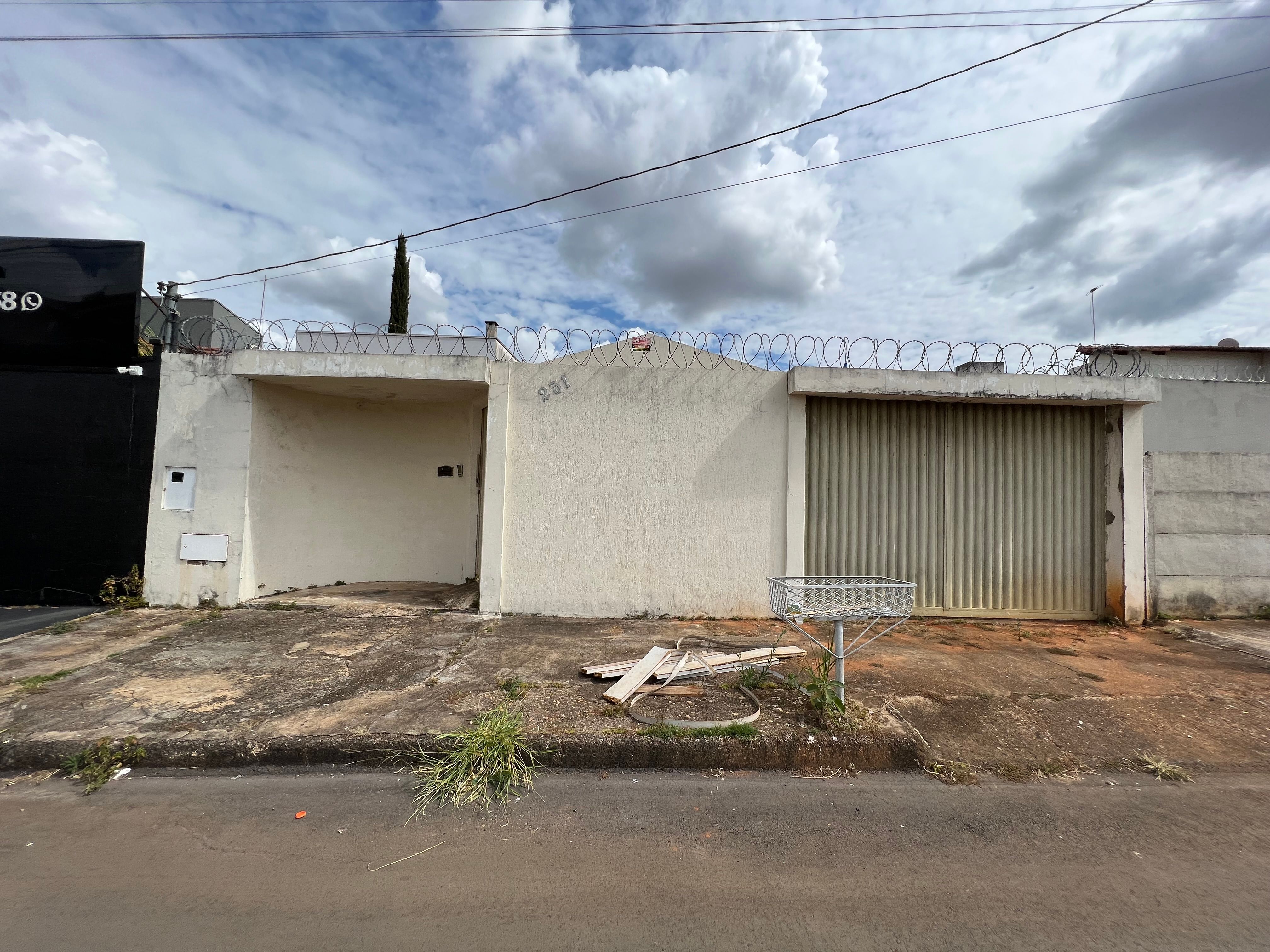 Casa com 3 quartos e 2 vagas no centro, ao lado da Santa Casa