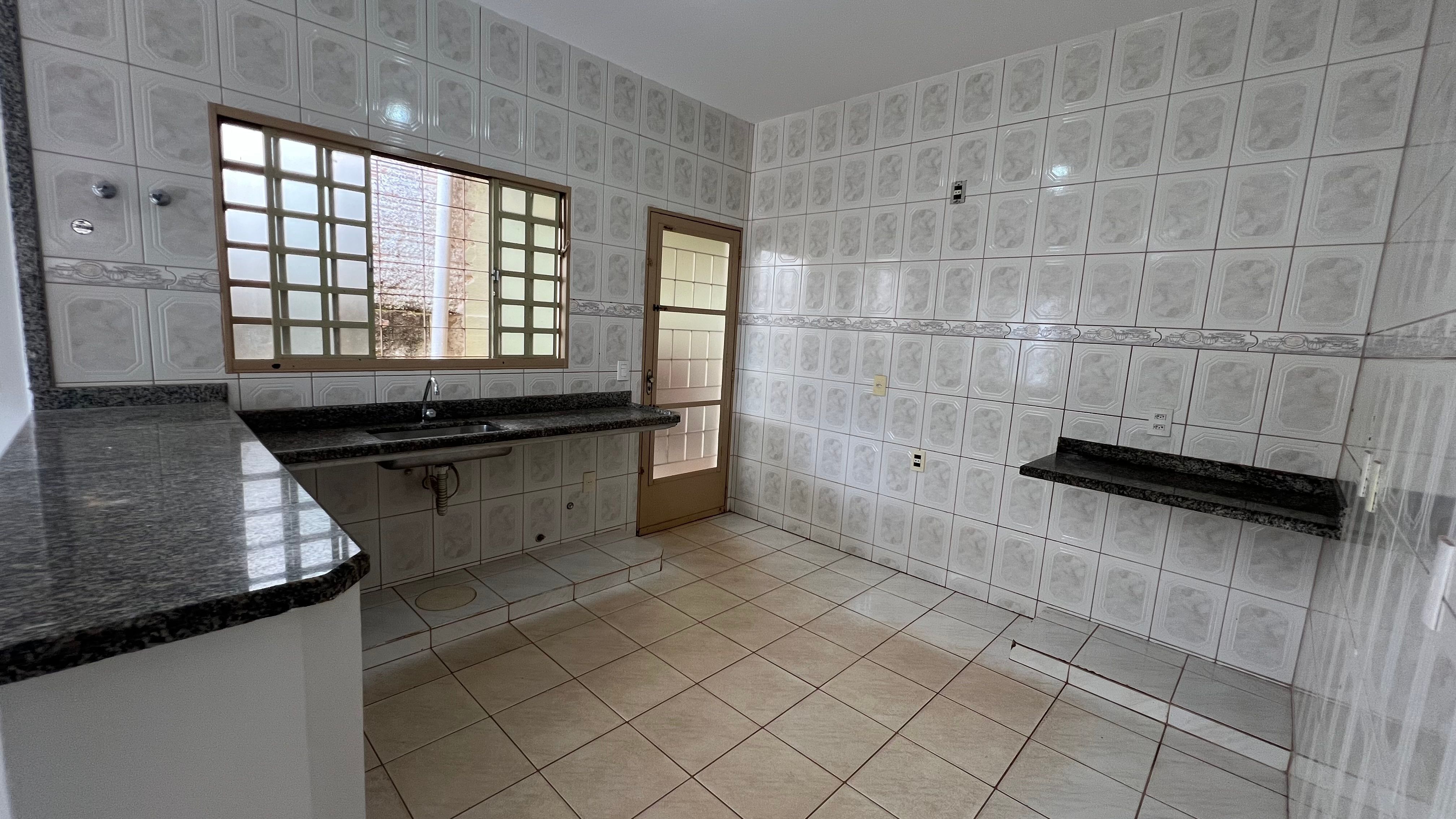 Casa com 3 quartos e 2 vagas no centro, ao lado da Santa Casa - Foto 4