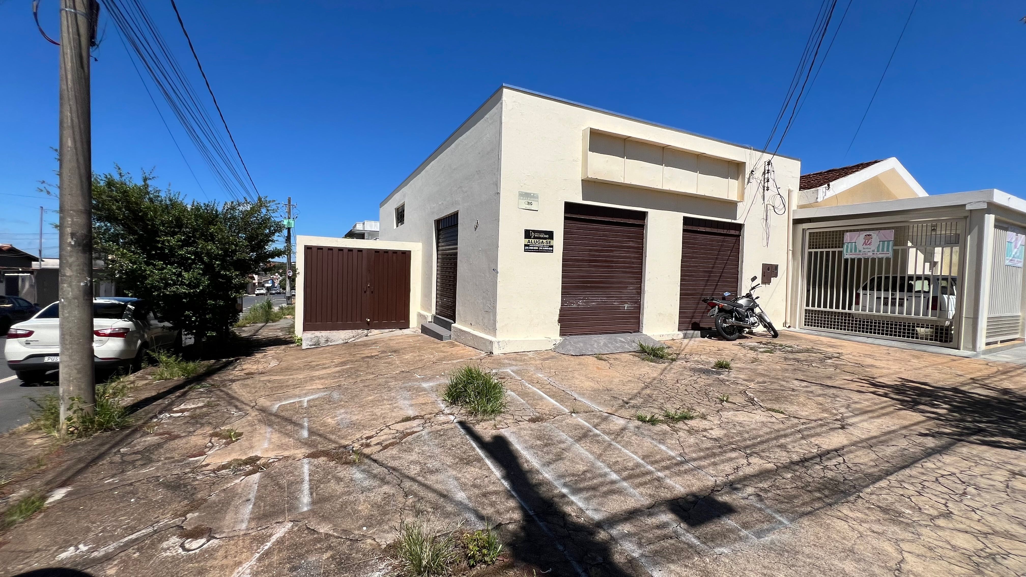 Cômodo comercial de esquina no Bairro Constantino
