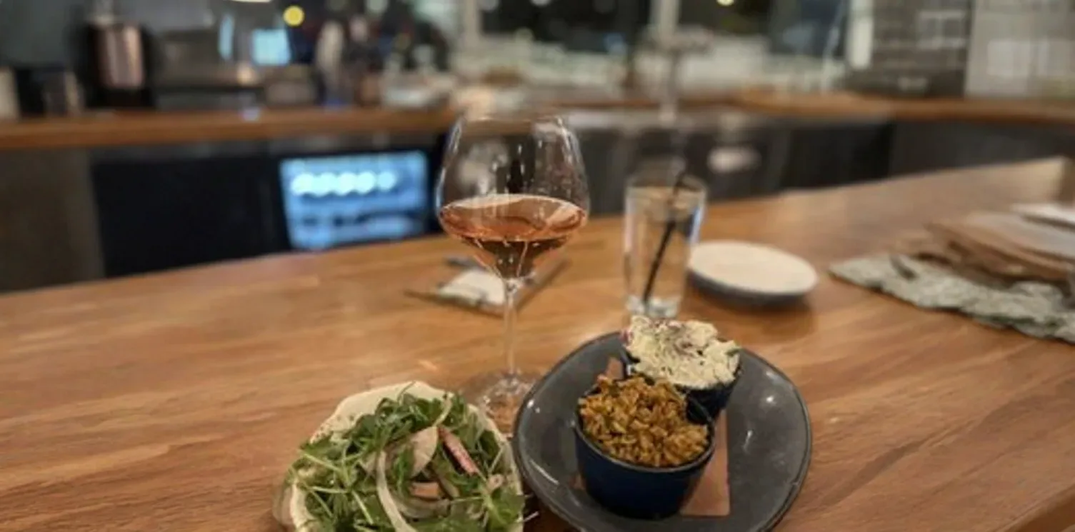 carousel-default-image