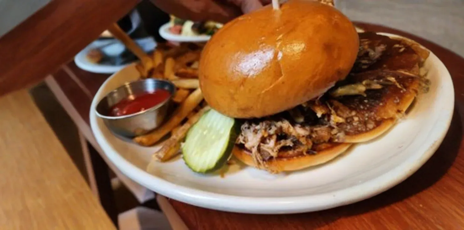 carousel-default-image