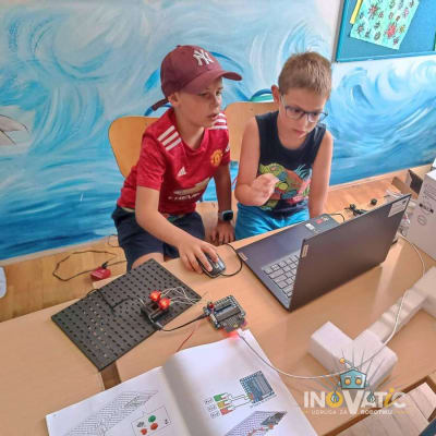 Održane tri Ljetne škole robotike na Braču u sklopu EU projekta “Bilo kuda STEM svuda”.