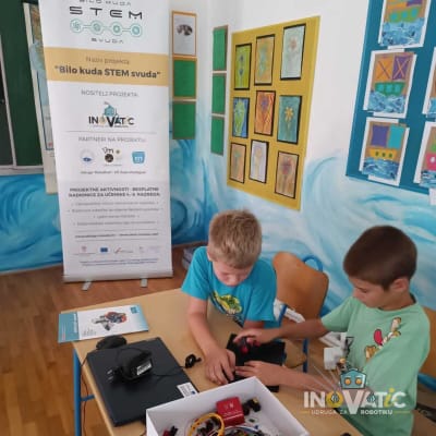 Održane tri Ljetne škole robotike na Braču u sklopu EU projekta “Bilo kuda STEM svuda”.
