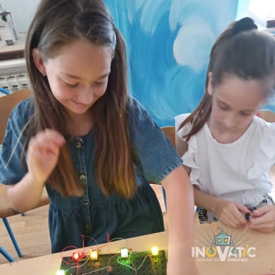 Održane tri Ljetne škole robotike na Braču u sklopu EU projekta “Bilo kuda STEM svuda”.