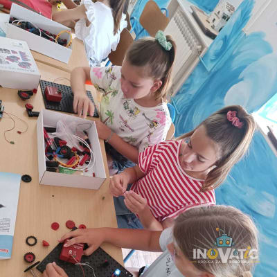 Održane tri Ljetne škole robotike na Braču u sklopu EU projekta “Bilo kuda STEM svuda”.