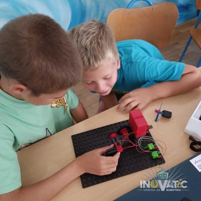 Održane tri Ljetne škole robotike na Braču u sklopu EU projekta “Bilo kuda STEM svuda”.
