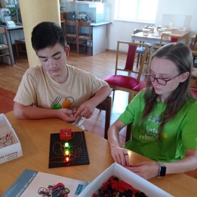 Održan drugi Ljetni kamp robotike na Zvjezdanom selu Mosor u sklopu EU projekta “Bilo kuda STEM svuda”.