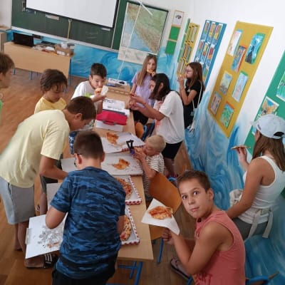 Održane tri Ljetne škole robotike na Braču u sklopu EU projekta “Bilo kuda STEM svuda”.