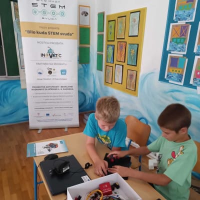 Održane tri Ljetne škole robotike na Braču u sklopu EU projekta “Bilo kuda STEM svuda”.