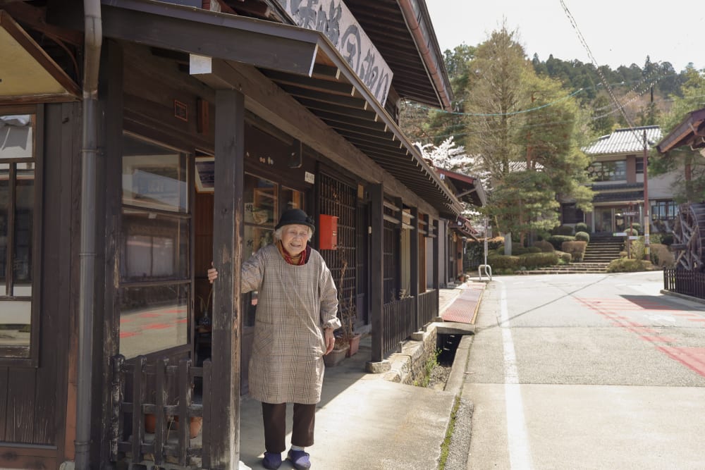 A small food stop during the Takayama morning market walking tour