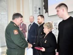 Не уронил чести офицера