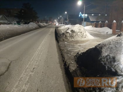 Оренбургские водители вынуждены пересекать двойную сплошную из-за снежных куч