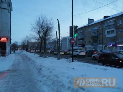 Из-за аварии на мосту через Урал парализовано движение транспорта в центре Оренбурга