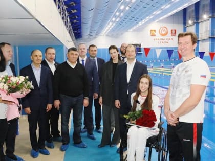 Генеральный директор Уральской Стали Денис Сафин встретился с мастером спорта по плаванию Юлией Молчановой
