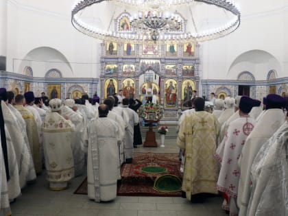 Архипастыри Оренбургской митрополии совершили Божественную литургию в Казанском храме Оренбурга