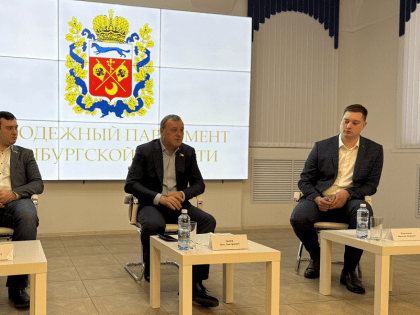 Олег Димов пожелал новой команде Молодежного парламента успешного старта