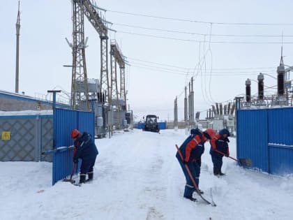 Энергетики убирают снег с территорий подстанций