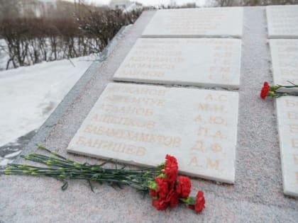 В Оренбурге возложили цветы к памятнику воинам-интернационалистам