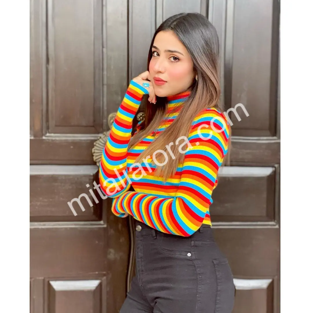 Dubai Call Girl Paakhi