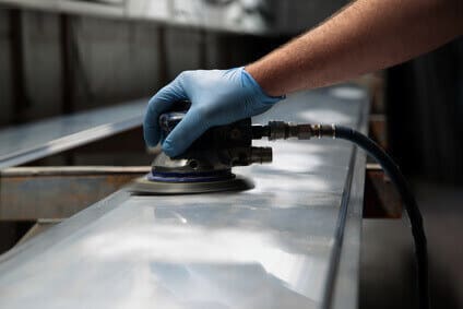 Druckluftschleifer bestechen durch Ihr geringes Eigengewicht und robusten, langlebigen sowie kompakten Aufbau Man bedient einen Druckluftschleifer.