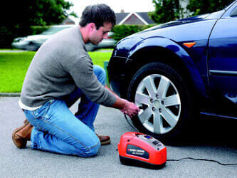 Kompressor Auto mit 12V und 230V Dual-Anschluss von Black + Decker Kompressor Auto für 12V und 230V.