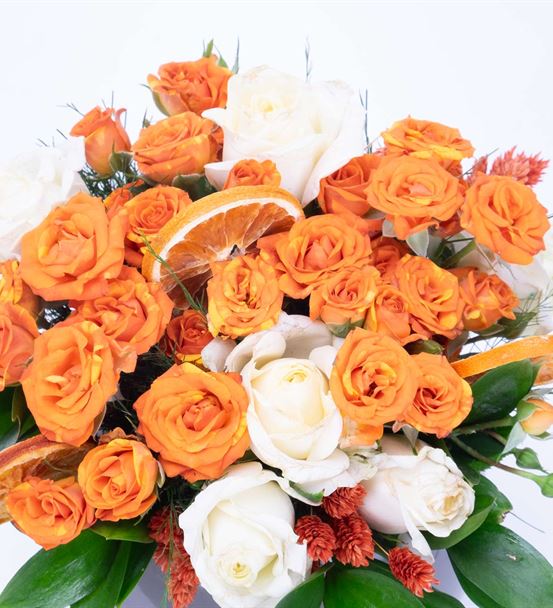 Aşkın Enerjisi Turuncu Çardak Beyaz Gül Aranjmanı-thumb-1