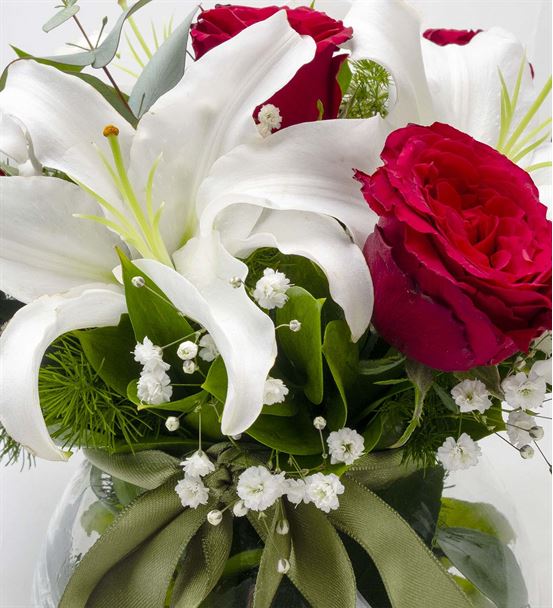Cam Fanus Kırmızı Güllerle Lilyum Aranjmanı-thumb-2