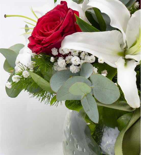 Cam Fanus Kırmızı Güllerle Lilyum Aranjmanı-thumb-3