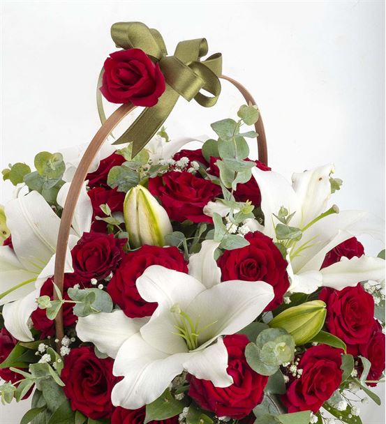 Hasır Sepette Lilyum ve Kırmızı Gül Aranjmanı - hover