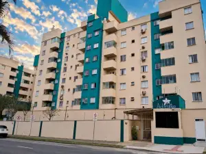 Apartamento locado em Joinville Floresta com 2 dormitórios e sacada com churrasqueira