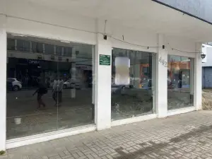 Sala comercial térrea para locação na avenida Getúlio Vargas, em Joinville.