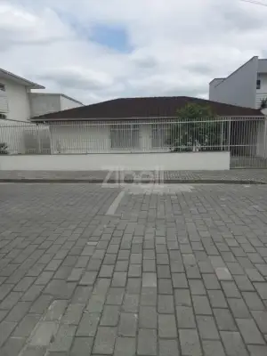 Casa plana para alugar com 1 suite + 3 dormitórios e quintal no bairro Vila Nova em Joinville