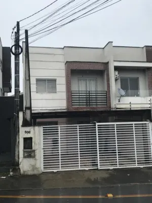 EXCELENTE SOBRADO GEMINADO PARA LOCAÇÃO NO BAIRRO ITAUM. 