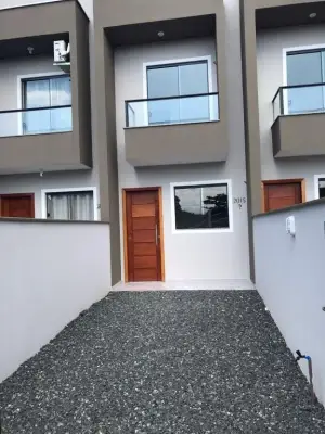 Sobrado geminado para alugar no Jardim Iririú, Joinville - 2 dormitórios, sacada e quintal 🏡🌟