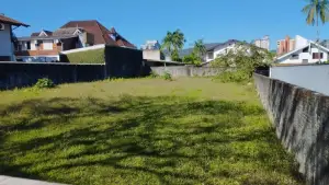 Terreno comercial para locação no bairro América em Joinville, 582m² murado