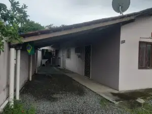 Casa nos fundos com terreno compartilhado para locação em Joinville Paranaguamirim com 2 dormitórios e churrasqueira