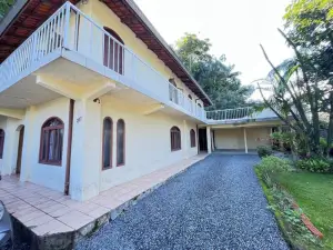 Sobrado à venda em Joinville América com 2 suítes e 5 vagas