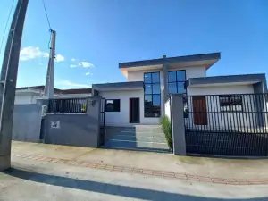 Casa geminada para locação em Joinville Aventureiro com suíte e pé-direito duplo
