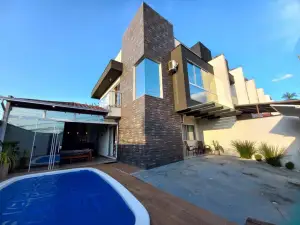 Sobrado geminado à venda em Joinville Petrópolis com piscina e área de festas