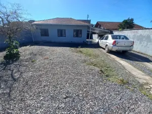 Casa à venda em Joinville Aventureiro com piscina e amplo terreno