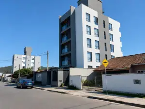 Apartamento à Venda no Aventureiro em Joinville com 2 Dormitórios