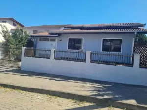 CASA COM PISCINA E SALÃO DE FESTAS !