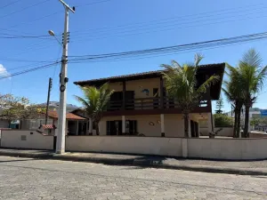 Sobrado à Venda no Ubatuba, São Francisco do Sul com 2 Suítes