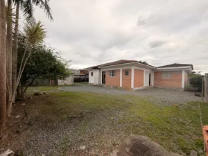 CASA COM 4 DORMITÓRIOS SENDO 1 SUÍTE À VENDA NO BAIRRO AVENTUREIRO EM JOINVILLE. 
