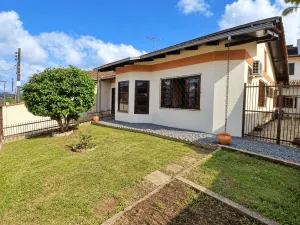 CASA PLANA COM 3 DORMITÓRIOS SENDO 1 SUÍTE NO BAIRRO FLORESTA. 