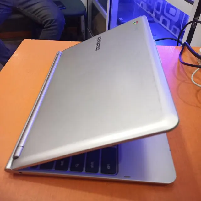 Samsung Chromebook Series 3 XE303C12 – Laptops