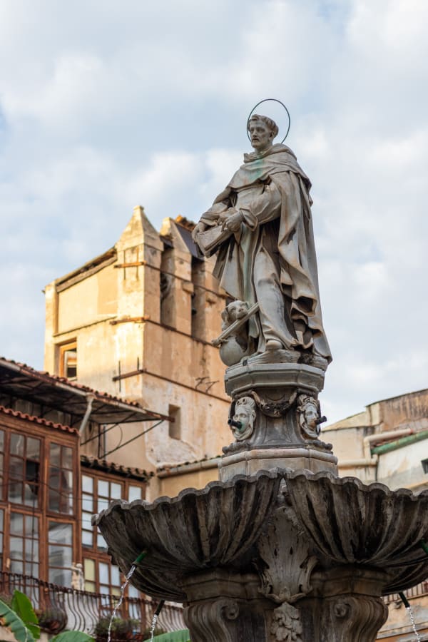 Chiostro con fontana di San Domenico
